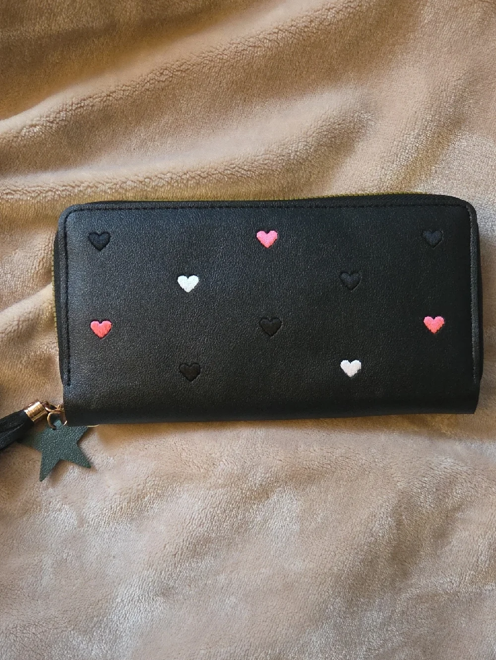 Black Heart-Accent Zip Wallet - Women's Clutch Purse NWOT